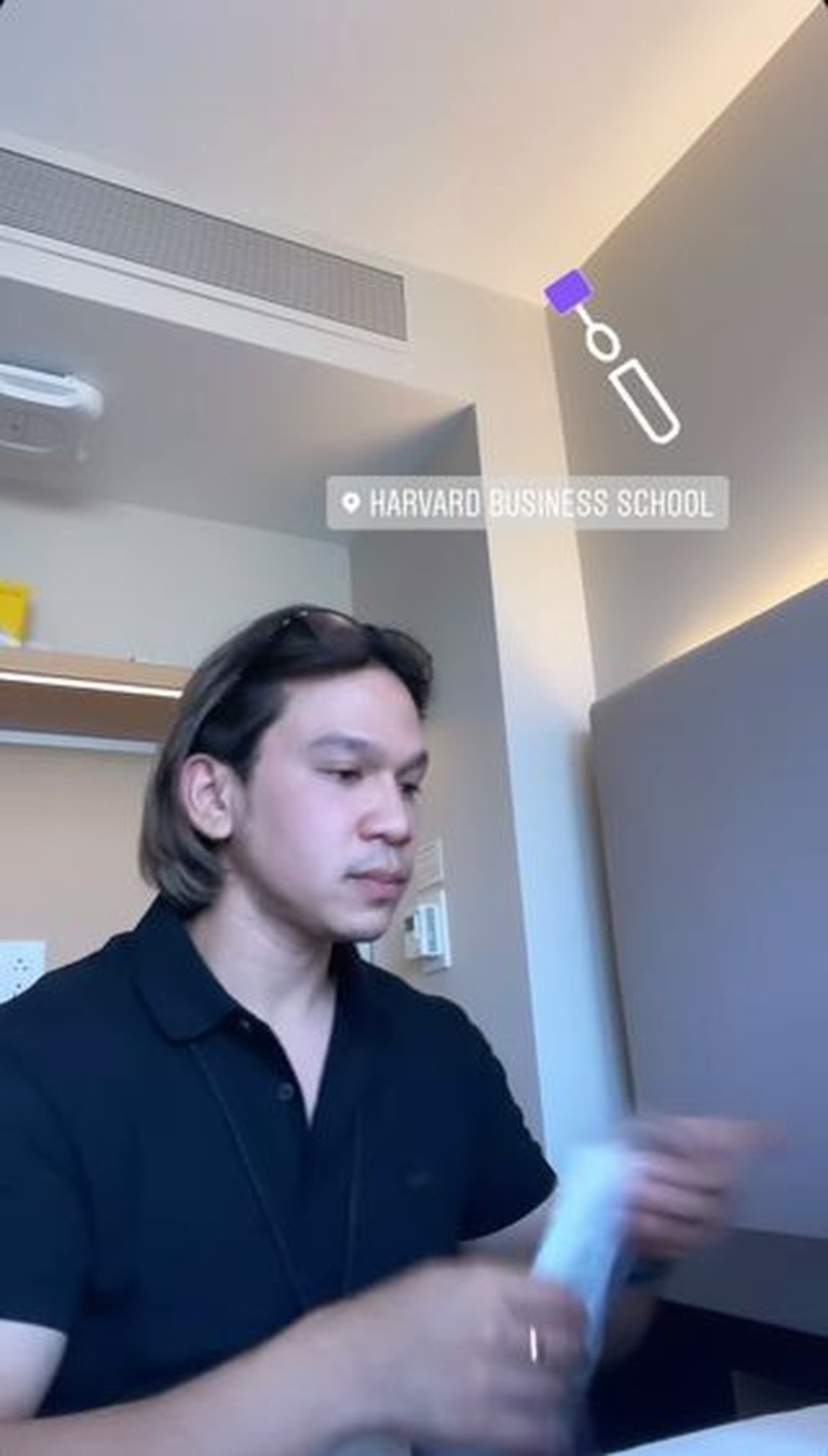 Potret Jordi Onsu yang Kini Tinggal di Amerika Jadi Mahasiswa Harvard Jordi Onsu adik Ruben Onsu kini tinggal di Amerika untuk melanjutkan studi di Harvard University. Yuk kita intip potretnya!