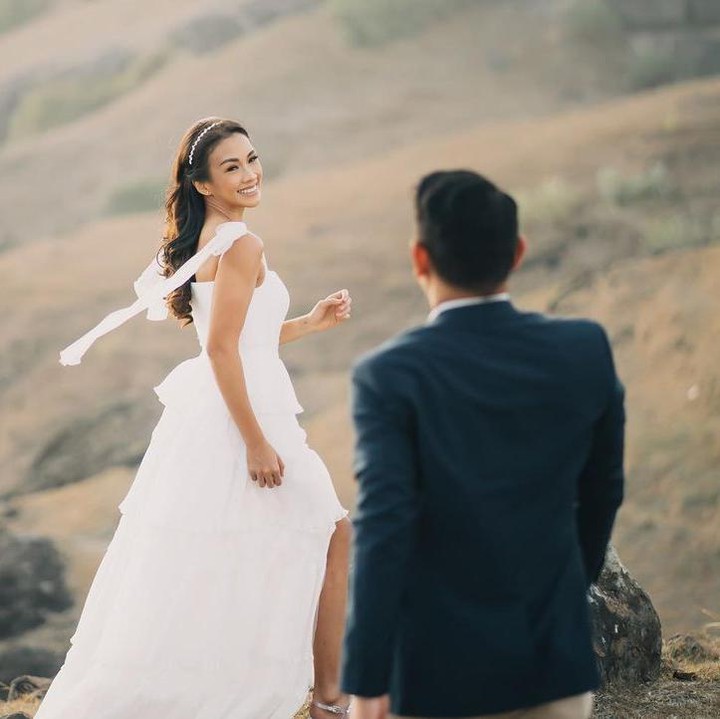 <p>Gaun yang digunakan Melanie ternyata juga dipesan sehari sebelum pemotretan, Bunda. Tanpa melakukan <em>fitting</em>, Melanie mengaku langsung jatuh cinta dengan gaun indah ini. (Foto: Instagram: @aldicosapardan)</p>