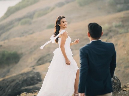 Usai Dilamar di Helikopter, Intip 7 Foto Prewedding Melanie Putria di Atas Bukit