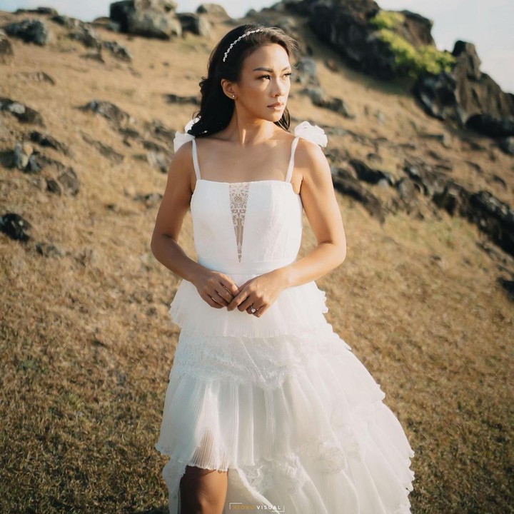 <p>Sesekali, Melani berpose sambil memperlihatkan kakinya, Bunda. Rambut panjanganya sengaja digerai yang kemudian dipercantik dengan sebuah bandana warna serupa. (Foto: Instagram: @melanieputria)</p>