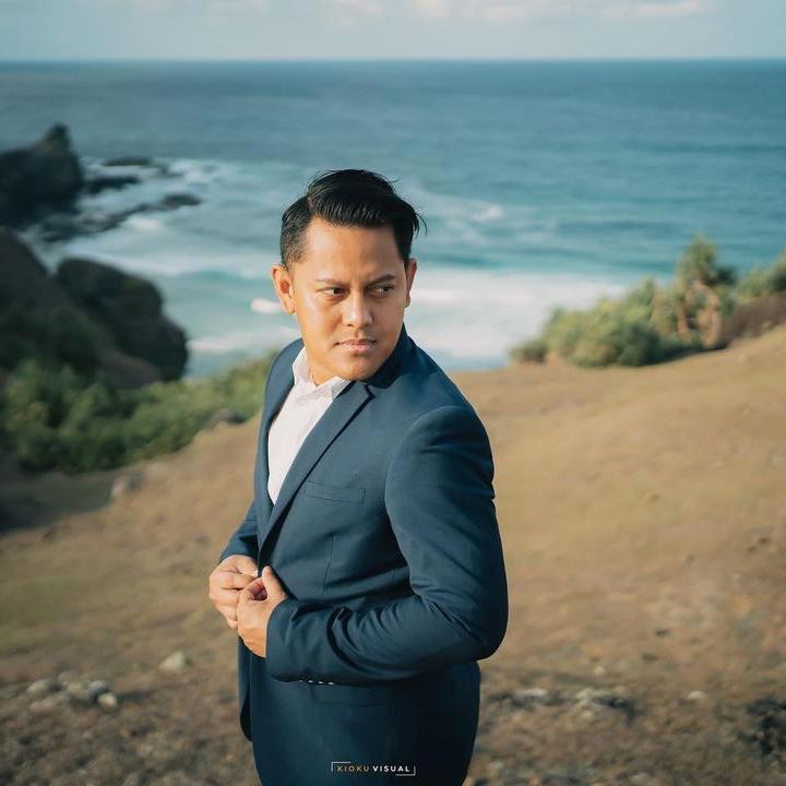 <p>Tak kalah dengan kecantikan Melanie, Aldi terlihat gagah dengan kemeja putih, jas, dan celana krem, Bunda. Serasi banget, ya. (Foto: Instagram: @aldicosapardan)</p>