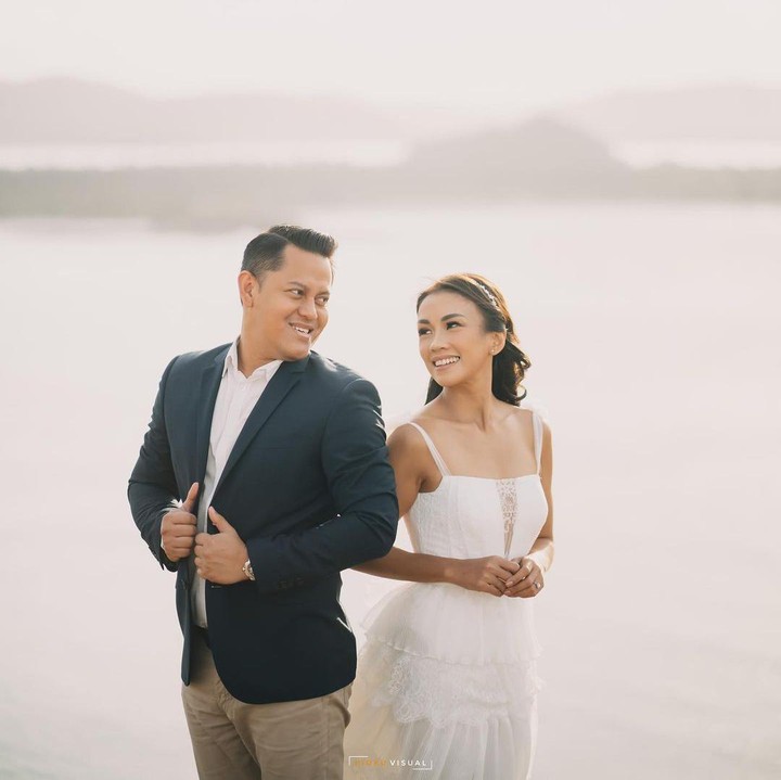 <p>Melanie dan Aldi melakukan sesi foto secara mendadak, Bunda. Mereka melakukan pemotretan di sebuah bukit di Lombok. (Foto: Instagram: @melanieputria)</p>