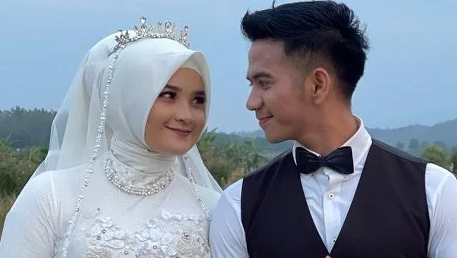 Ridho DA dan Syifa calon istrinya melakukan sesi pemotretan untuk prewedding dengan berbagai tema dan adat. Yuk intip!