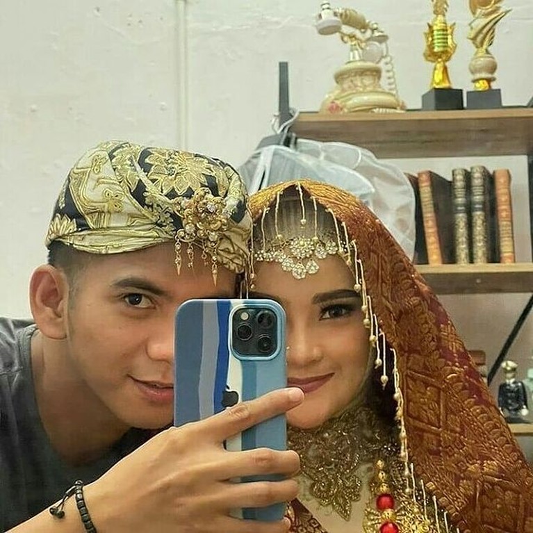 Prewedding Ridho DA dan Syifa Calon Istri dengan Berbagai Tema dan Adat Ridho DA dan Syifa calon istrinya melakukan sesi pemotretan untuk prewedding dengan berbagai tema dan adat. Yuk intip!