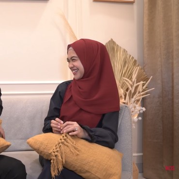 Belum Resmi Nikah, Ria Ricis Udah 'Elus-elus' Muka Teuku Ryan Malam-malam