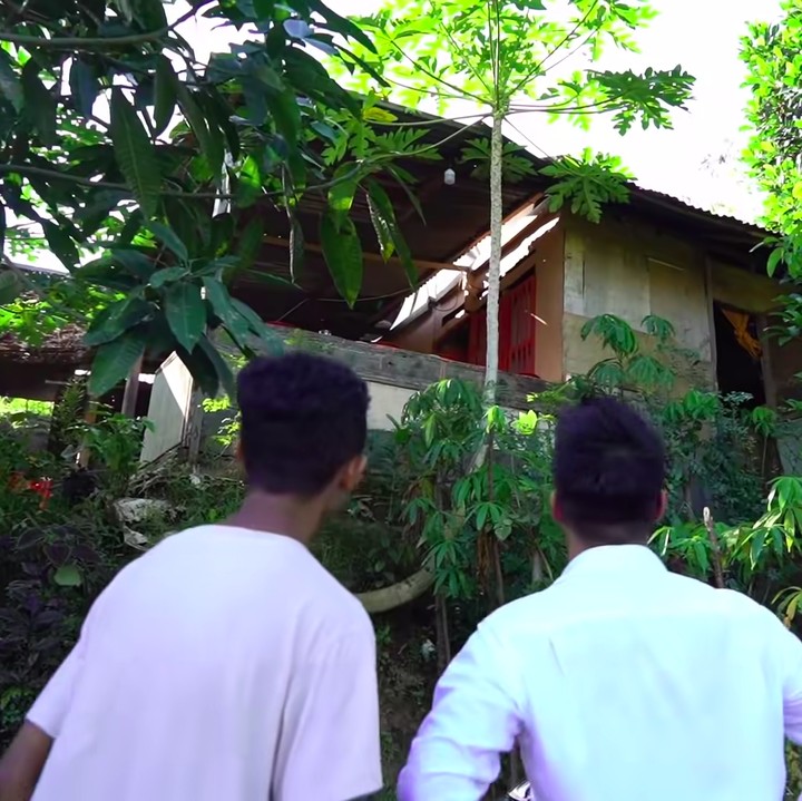 <p>Rumah seorang artis TikTok viral di media sosial, Bunda. Namun, sang pemilik rumah, Frendi, justru mendapat hujatan karena hanya tinggal di sebuah gubuk. (Foto: Youtube Boy William)</p>