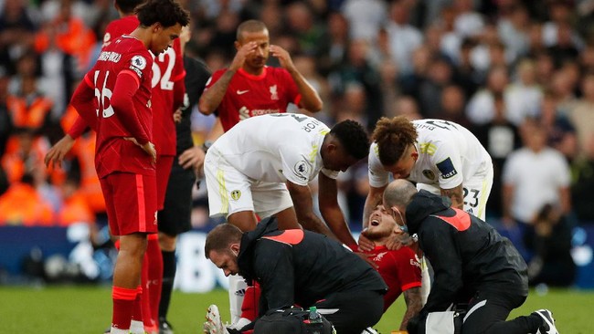 Gary Neville menilai Pascal Struijk tak pantas dikartu merah setelah menyebabkan Harvey Elliott patah kaki di pertandingan Leeds United vs Liverpool.