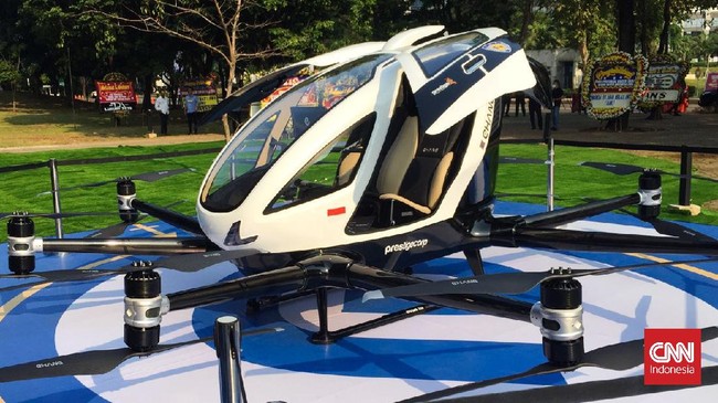 Taksi terbang EHang 216 resmi melakukan demo flight di kawasan udara Kabupaten Klungkung, Bali.