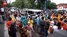 VIDEO: Berdiri Berjam-jam Demi Dapatkan Sembako Jokowi