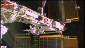 VIDEO: Astronaut Melayang 6,5 Jam Ganti Panel di Luar Angkasa