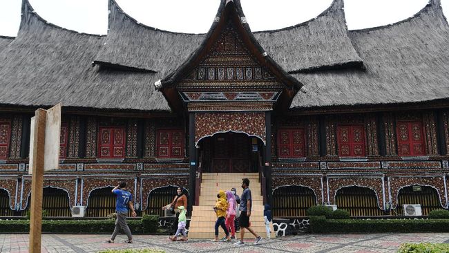 Setelah uji coba pembukaan kawasan untuk tempat berolahraga, pengelola TMII berencana membuka kembali gerbang pariwisatanya.