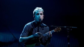 Tyler Joseph Umumkan Kehamilan Istri di Panggung MTV VMA 2021