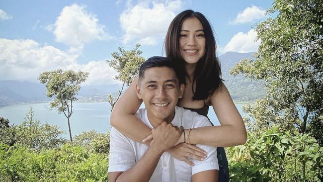 Melalui Instagram, Tyna bagikan momen makan siang bersama suami dan kedua anak.