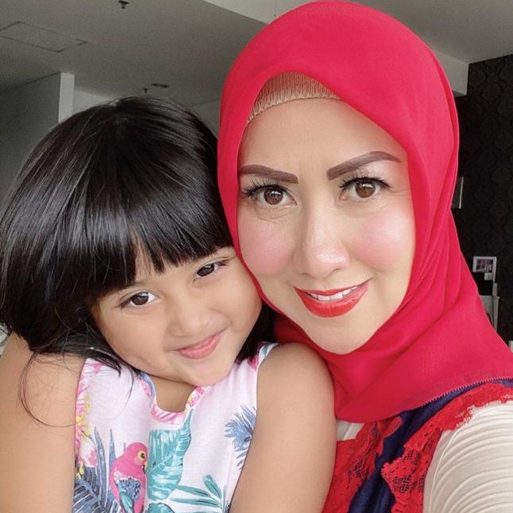 <p>Aktris Venna Melinda memiliki seorang anak angkat bernama Vania Athabina. Ia menemukan bayi prematur itu di toilet Masjid Fathullah Universitas Islam Negeri (UIN) Syarif Hidayatullah, Ciputat Timur, Tangerang Selatan pada 2016 lalu. (Foto: Instagram @vaniaathabina24)</p>