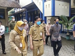Gaya Gibran Ketahuan Diam-diam Foto Nadiem saat Tinjau Ujian PPPK Guru