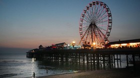 FOTO: Santai di Pantai Blackpool