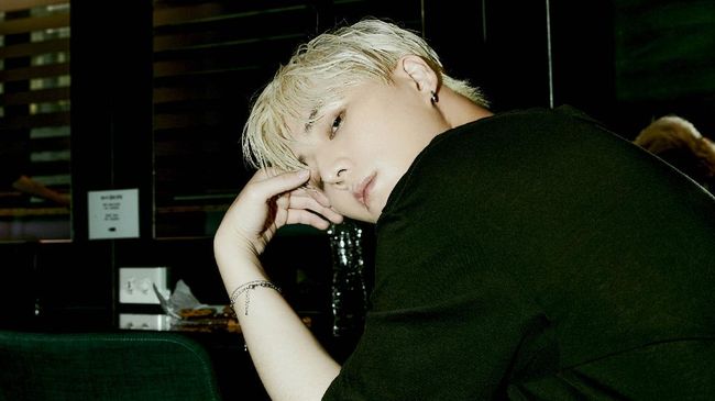 Young K DAY6 mengatakan Eternal menceritakan keinginannya untuk terus bernyanyi, bermusik, dan memberikan kebahagiaan bagi fan dan pendengar.