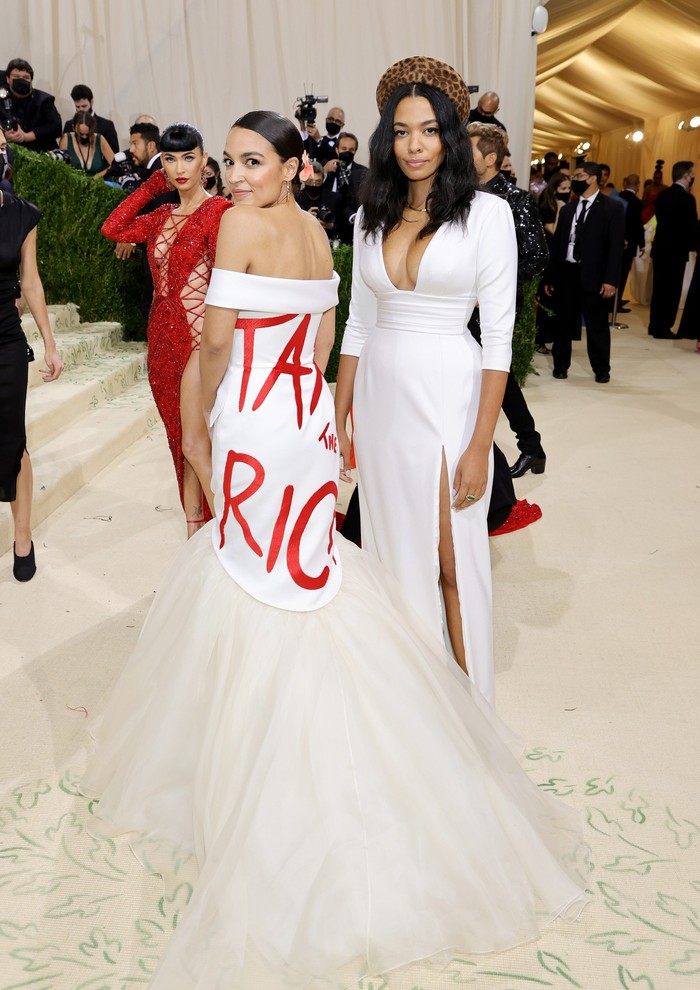 Politis Alexandria Ocasio-Cortez mengenakan gaun berslogan 'Taxing the Rich' karya desainer Aurora James dari label Brother Vellies. Foto: Getty Images