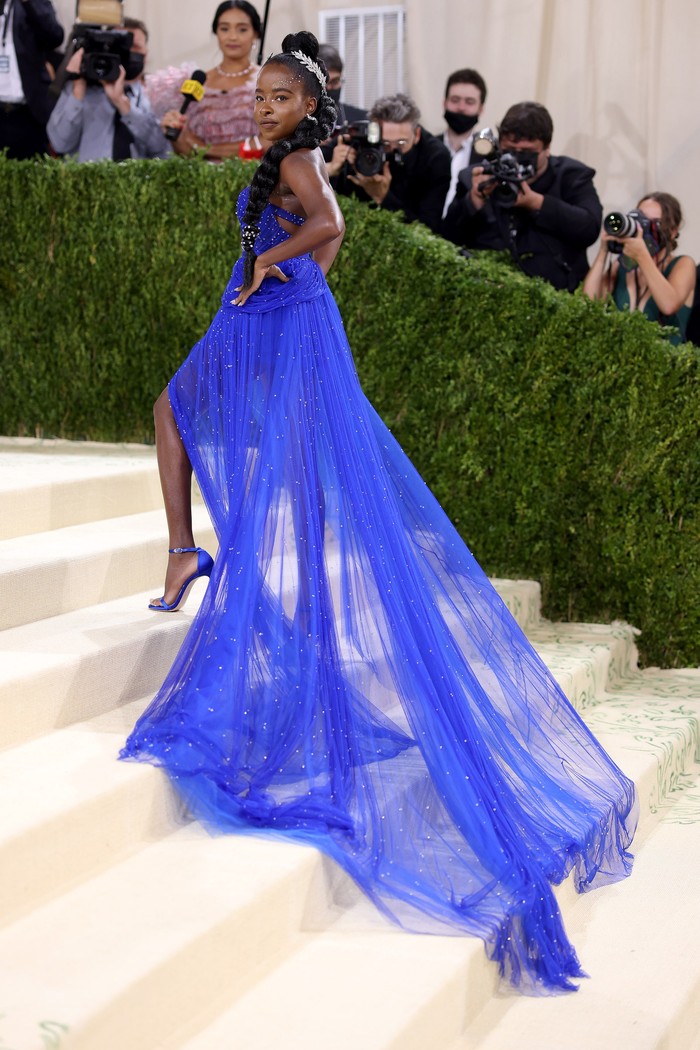 Gaun biru karya Vera Wang menjadi pilihan penyair Amanda Gorman untuk tampil di Met Gala 2021. Foto: Getty Images