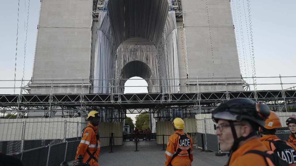 FOTO: Arc de Triomphe di Paris Terbungkus Plastik Daur Ulang