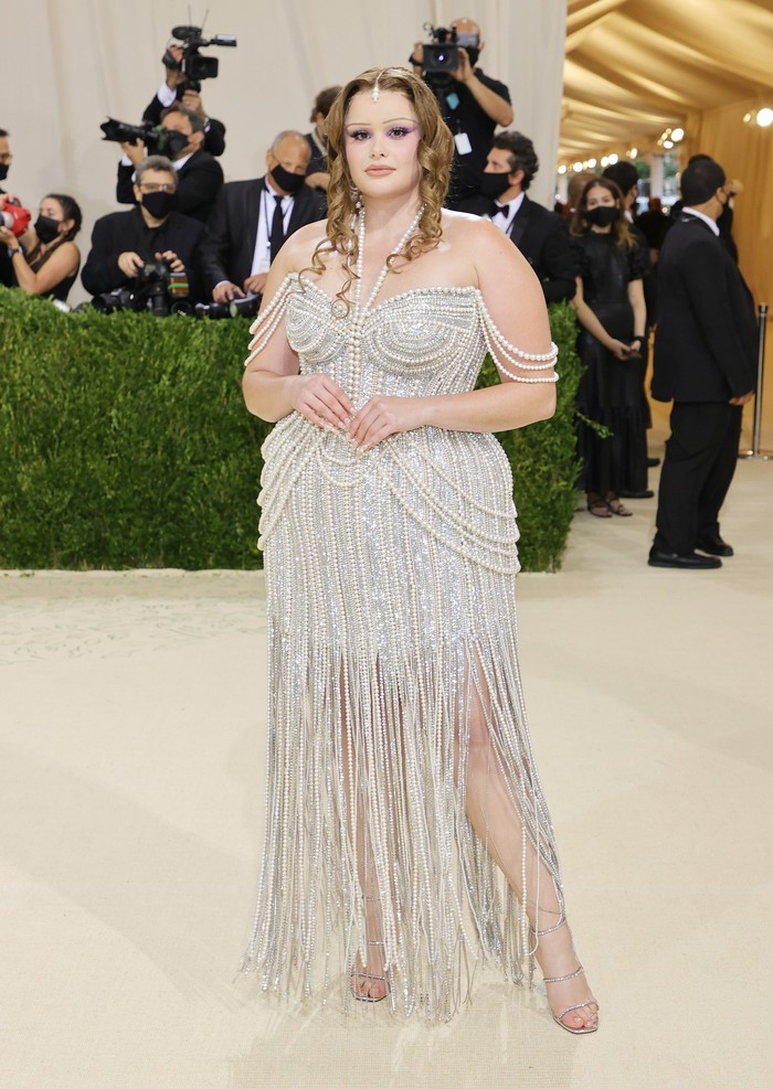 Aktris Barbie Ferreira tampil bak Putri Dongeng dalam gaun off-shoulder berhiaskan mutiara. Foto: Getty Images