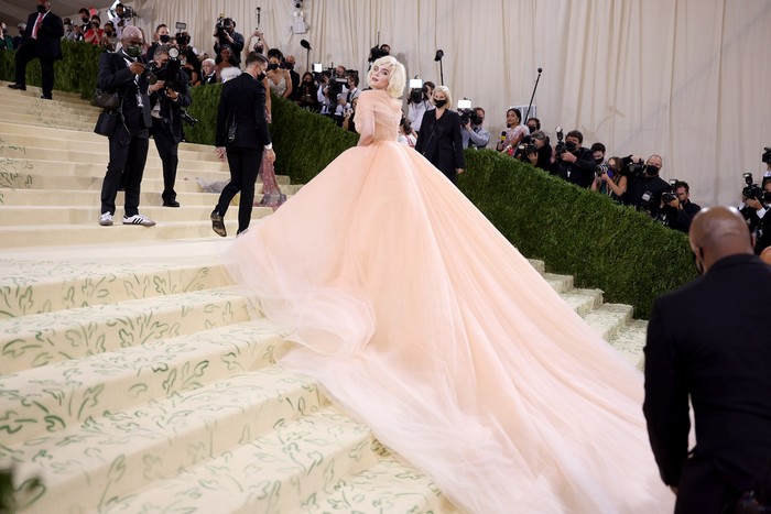 Bilie Eilish tampil berbeda dari biasanya mengenakan gaun bergaya retro glamor dari Oscar de la Renta. Foto: Getty Images