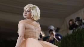 Billie Eilish Raih Golden Globe Lewat Lagu No Time to Die