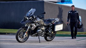 Cara Tepat Naik Moge Jangkung buat Biker Pendek