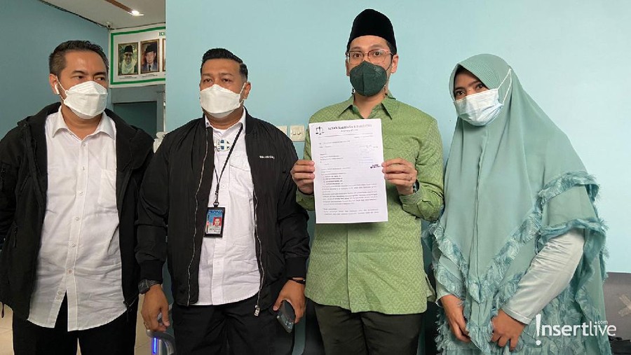 Disebut Pansos Usai Laporkan Ayah Taqy Malik, Istri Siri: Emang Dia Siapa? Disebut Pansos Usai Laporkan Ayah Taqy Malik, Istri Siri: Emang Dia Siapa?