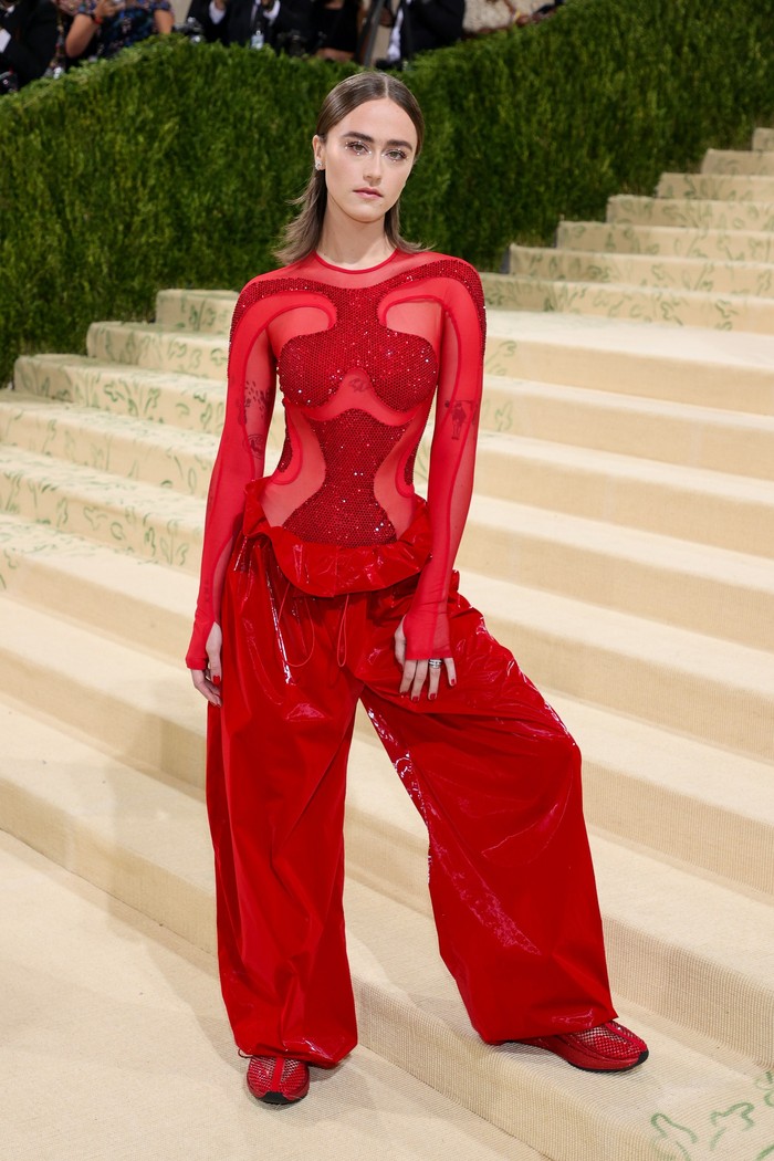 Ella Emhoff yang juga merupakan putri sambung dari Kamala Harris mengenakan busana karya Stella McCartney yang bergaya sporty. Foto: Getty Images