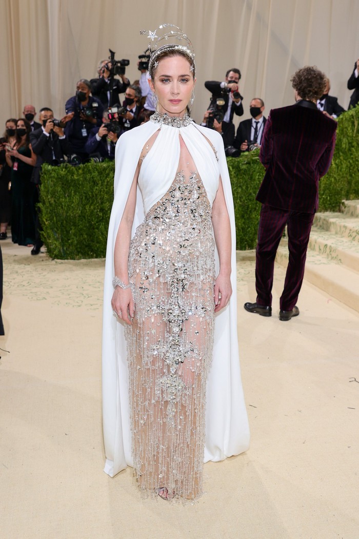Gaun detail fringes crystals dan cape rancangan Miu Miu menjadi pilihan Emily Blunt saat menghadiri Met Gala 2021. Foto: Getty Images