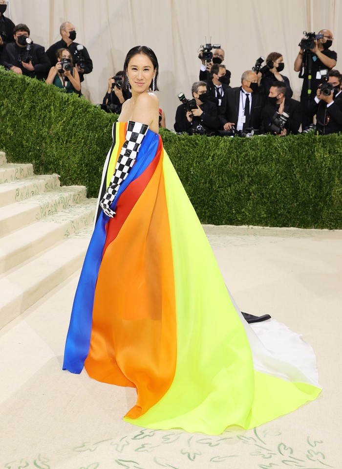Editor dan Head of Fashion dari Instagram, Eva Chen tampil playful mengenakan gaun dari Christopher John Rogers. Foto: Getty Images