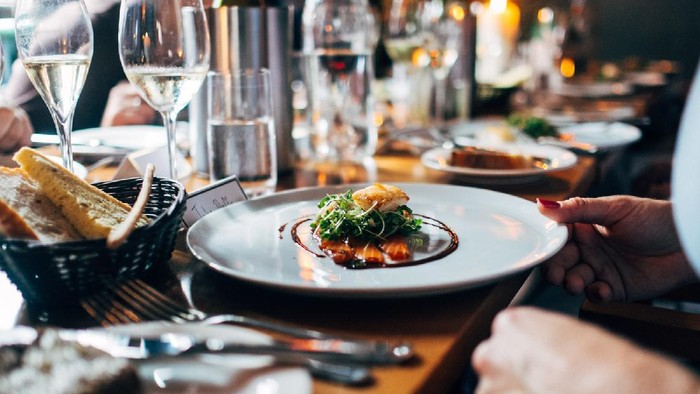 Ketahui 6 Etika Dasar Ini Sebelum Kamu Makan ke Restoran Fine Dining, Biar Nggak Norak Ketahui 6 Etika Dasar Ini Sebelum Kamu Makan ke Restoran Fine Dining, Biar Nggak Norak
