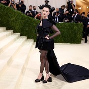 8 Gaya Makeup dan Rambut Terbaik di Met Gala 2021! Dari yang Glamor Sampai Futuristik, Penasaran?