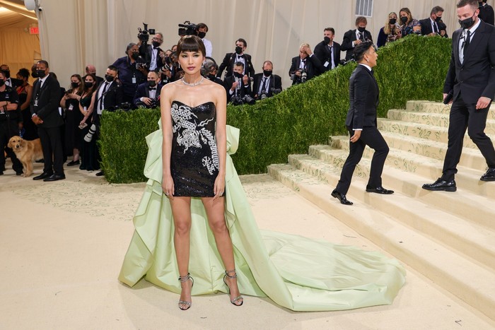 Aktris Gemma Chan memakai gaun detail pita rancangan Prabal Gurung. Detail embellishment berbentuk Naga turut menarik atensi. Foto: Getty Images