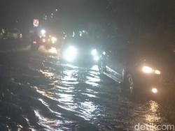 Hujan Deras Guyur Surabaya, Sejumlah Jalan Tergenang