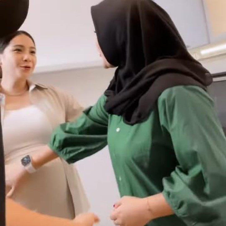 <p>Beberapa waktu yang lalu, Atta Halilintar membagikan postingan Insta Story, Bunda. Dalam unggahan tersebut, terlihat Aurel dan Gigi yang sedang bersenda gurau bersama.  (Foto: Instagram @attahalilintar)</p>