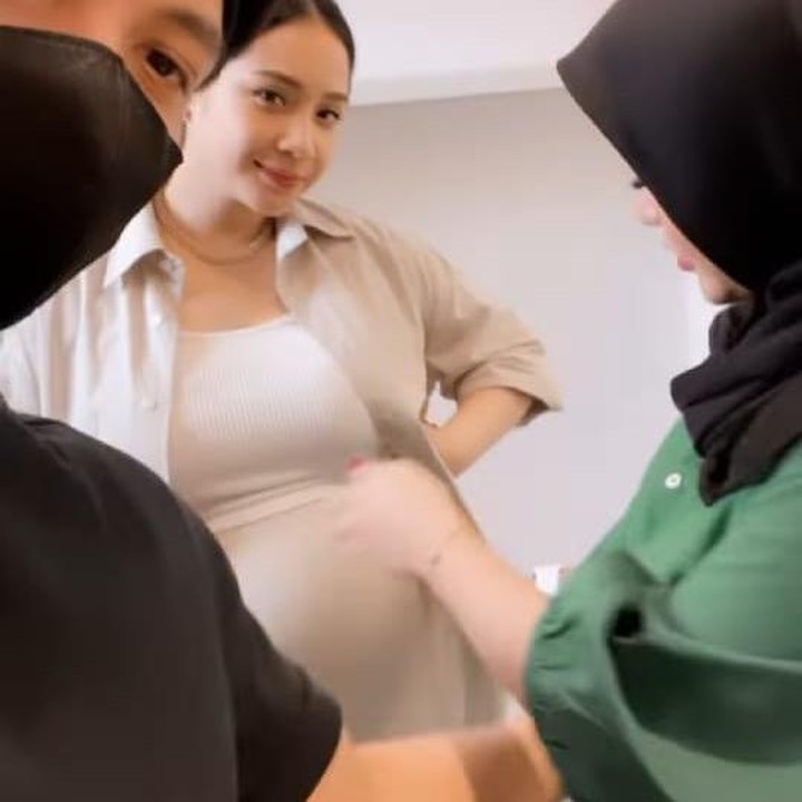 <p>Kehamilan kedua Nagita pertama kali diumumkan pada April lalu. Sedangkan Aurel, kehamilan usai kegugurannya itu dikabarkan pada publik sejak Agustus. (Foto: Instagram @attahalilintar)</p>