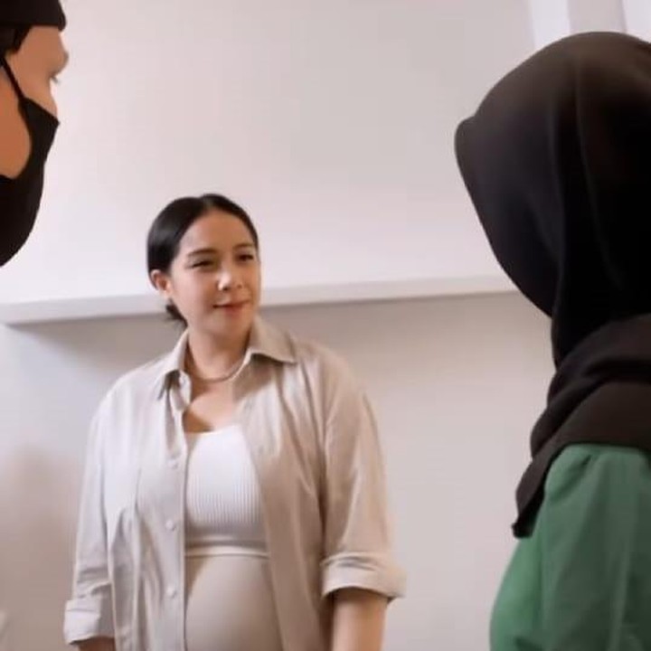 <p>Sebelumnya, Aurel menceritakan bahwa Nagita lah yang memaksa dirinya untuk mencoba tes kehamilan sebelum jalani diet. (Foto: Instagram @attahalilintar)</p>