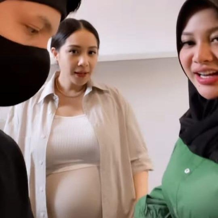 <p>Tanpa diduga, saran dari Nagita amat tepat. Karena ternyata, saat itu Aurel sedang mengandung. (Foto: Instagram @attahalilintar)</p>
