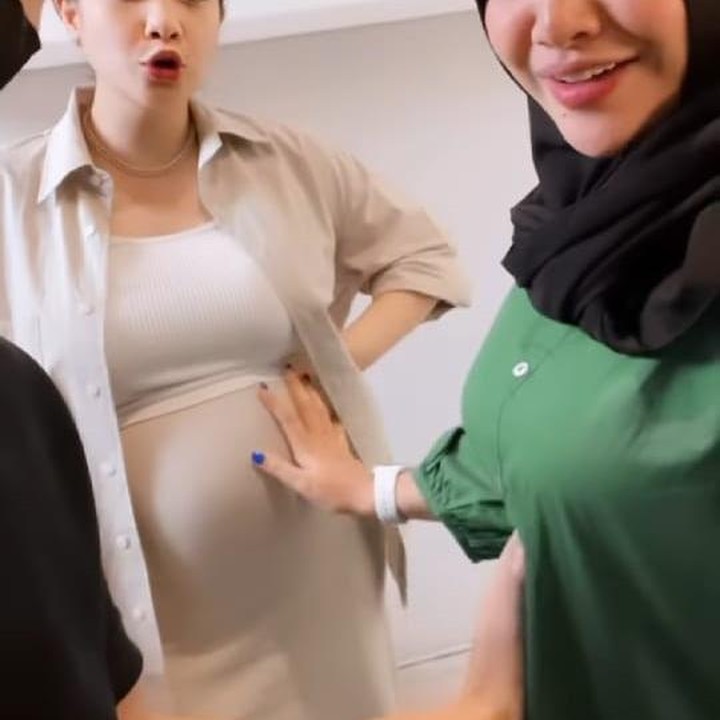 <p>Kita doakan semoga kehamilan Nagita dan Aurel dapat berjalan baik dan lancar hingga persalinan ya, Bunda. (Foto: Instagram @attahalilintar)</p>