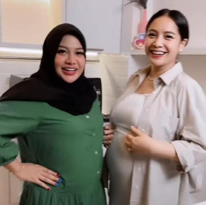 <p>Keduanya pun terlihat amat ceria. Ditambah lagi, Gigi dan Aurel sama-sama pamer <em>baby bump</em> yang makin terlihat jelas, Bunda. (Foto: Instagram @attahalilintar)</p>