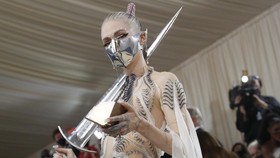 Kekasih Elon Musk Bawa Pedang Perak ke Met Gala 2021