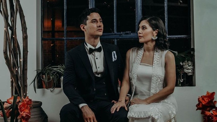 Tak Banyak Umbar ke Publik, 6 Pasangan Selebritas Ini Justru Tiba-tiba Melangsungkan Pernikahan