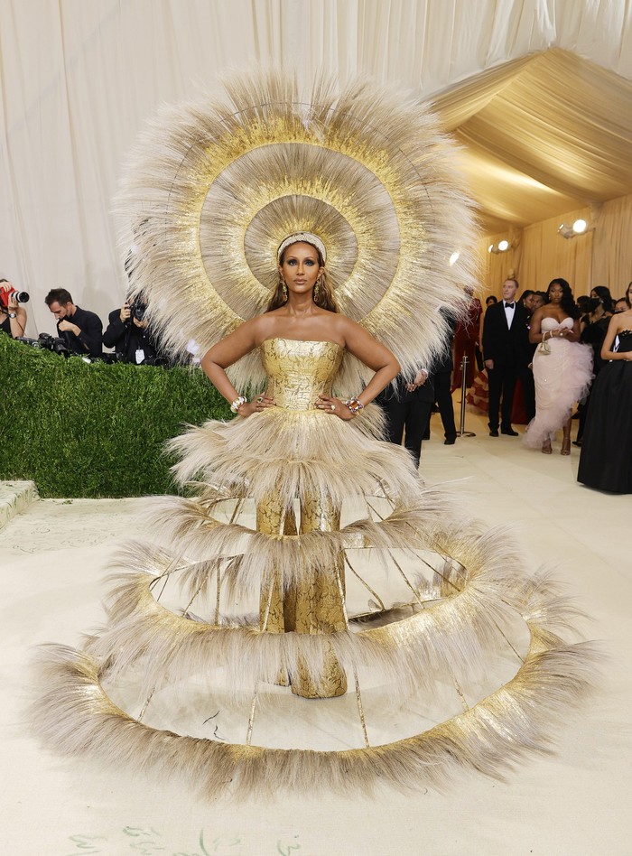 Supermodel Iman tampil dalam busana bergaya avant-garde kaya Harris Reed. Foto: Getty Images