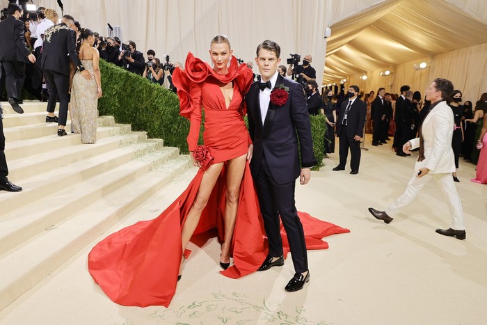 Supermodel Karlie Kloss memakai gaun merah detail kerah ruffles dari label Carolina Herrera. Foto: Getty Images