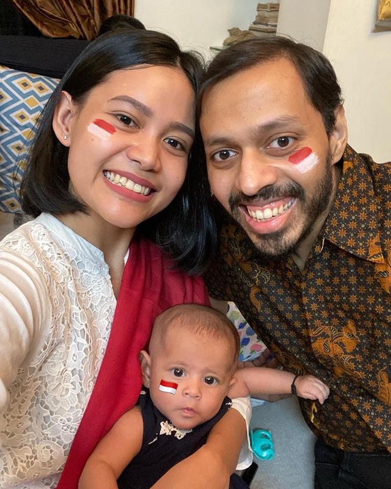 Kehidupan Bahagia Eks Pramugari RI Setelah Menikah dengan Pria India Mila Indah adalah seorang mantan pramugari asal Indonesia yang dinikahi oleh pria India. Yuk intip potret harmonis pernikahannya!