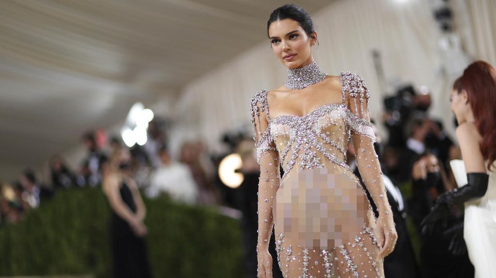 Kendall Jenner Kedapatan Jalan Bareng Pengusaha Parfum