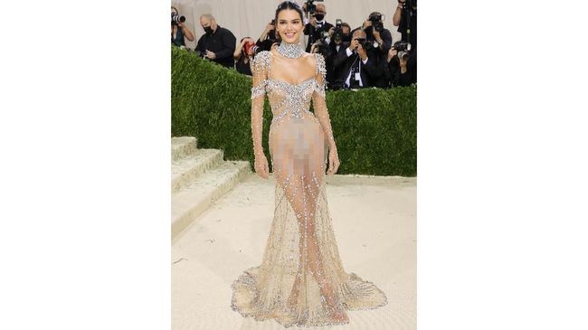 Kendall Jenner dengan gaun menerawang yang menampilkan lekuk tubuh dan kaki jenjangnya. Gaun ini merupakan rancangan Matthew Williams dari Givenchy.