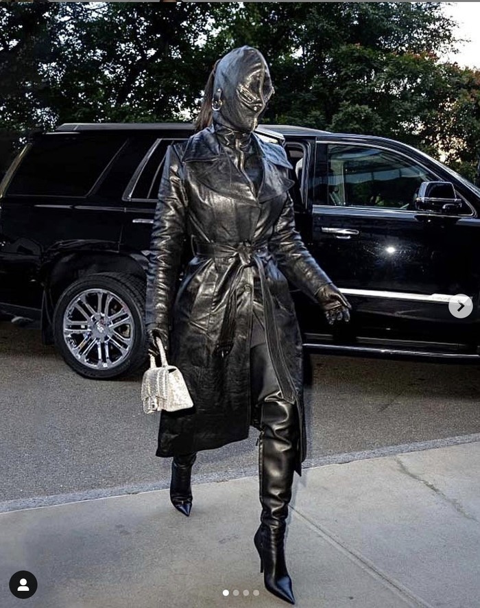 Beberapa hari sebelum Met Gala, Kim tampil nyentrik mengenakan busana dan topeng hitam dari Balenciaga. Foto: Dok. Instagram Kim Kardashian